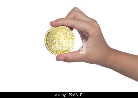 Children's hand holding golden fond blanc isolé en Bitcoin Banque D'Images