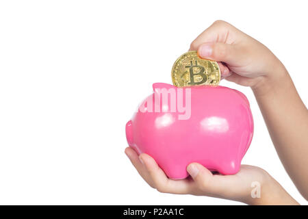 Children's hand holding golden fond blanc isolé en Bitcoin Banque D'Images