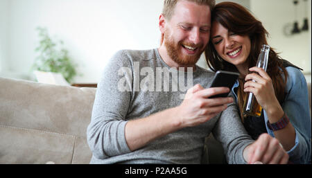 Mode jeune couple d'amoureux à jouer avec le mobile Banque D'Images