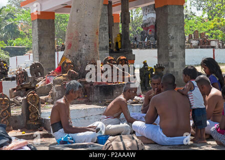 Shrirangapattan, Inde - 2 mars 2018 : les membres de la famille dans une audience avec un prêtre à cette heureuse situation sur la peur de la rivière Kaveri Banque D'Images