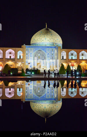 La mosquée de Sheikh Lotfollah côté est de Naghsh-e Jahan Square de nuit. Isfahan. L'Iran Banque D'Images