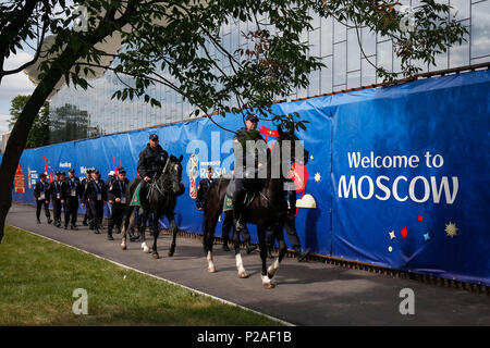 Moscou, Russie. 14 Jun, 2018. Patrouille de police à l'extérieur du terrain avant la Coupe du Monde FIFA 2018 match du groupe A entre la Russie et l'Arabie saoudite au stade Luzhniki le 14 juin 2018 à Moscou, Russie. (Photo de Daniel Chesterton/phcimages.com) : PHC Crédit Images/Alamy Live News Banque D'Images