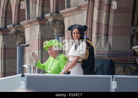 Chester, Royaume-Uni. 14 Jun, 2018. Queen & Meghan Markle visiter Chester, Royaume-Uni La Reine, Meghan Markle, duchesse de Sussex et le maire de Chester salue la foule depuis les marches de la Mairie. Les Royals ont été i ville pour l'ouverture officielle du nouveau théâtre. Storyhouse Crédit photo : Brian Hickey/Alamy Live News Banque D'Images