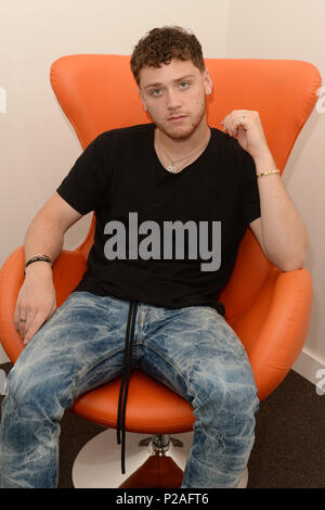 Hollywood, FL, USA. 13 Juin, 2018. Bazzi Hits Live visites à la station radiophonique Hits 97,3 le 13 juin 2018 à Hollywood, en Floride. Credit : Mpi04/media/Alamy Punch Live News Banque D'Images