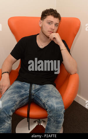 Hollywood, FL, USA. 13 Juin, 2018. Bazzi Hits Live visites à la station radiophonique Hits 97,3 le 13 juin 2018 à Hollywood, en Floride. Credit : Mpi04/media/Alamy Punch Live News Banque D'Images