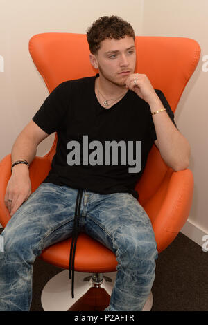 Hollywood, FL, USA. 13 Juin, 2018. Bazzi Hits Live visites à la station radiophonique Hits 97,3 le 13 juin 2018 à Hollywood, en Floride. Credit : Mpi04/media/Alamy Punch Live News Banque D'Images