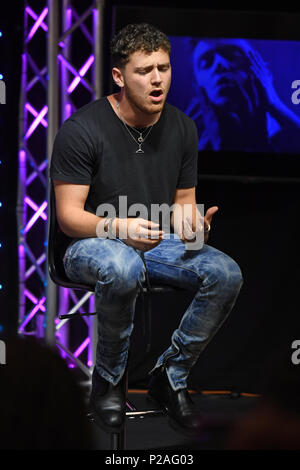 Hollywood, FL, USA. 13 Juin, 2018. Bazzi Hits Live visites à la station radiophonique Hits 97,3 le 13 juin 2018 à Hollywood, en Floride. Credit : Mpi04/media/Alamy Punch Live News Banque D'Images
