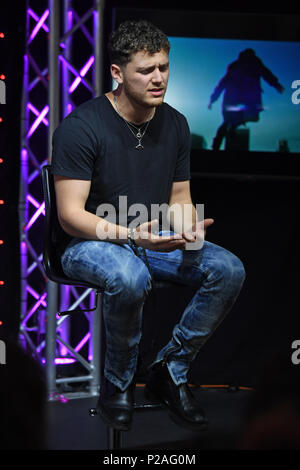 Hollywood, FL, USA. 13 Juin, 2018. Bazzi Hits Live visites à la station radiophonique Hits 97,3 le 13 juin 2018 à Hollywood, en Floride. Credit : Mpi04/media/Alamy Punch Live News Banque D'Images