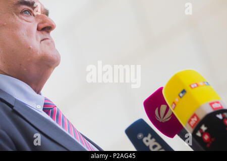 14 juin 2018, l'Allemagne, Düsseldorf : Ministre de l'Intérieur de Rhénanie du Nord-Westphalie à partir de l'Union chrétienne-démocrate (CDU), Herbet Reul, debout dans le parlement de l'état où il est à propos de l'homme tunisien arrêté à Cologne qui produisait de l'weaponds biologique dans son appartement. Photo : afp/Vennenbernd Rolf Banque D'Images