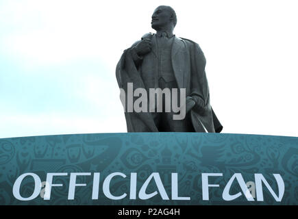 14 juin 2018, la Russie, Moscou : le football, coupe du monde, groupe A, la Russie et l'Arabie saoudite au Luschniki stadium. Une statue de Lénine devant le stade au-dessus de l'écrit officiel 'Fan'. Photo : Federico Gambarini/dpa dpa : Crédit photo alliance/Alamy Live News Banque D'Images
