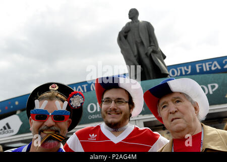 14 juin 2018, la Russie, Moscou : le football, coupe du monde, groupe A, la Russie et l'Arabie saoudite au Luschniki stadium. Fans debout devant une statue de Lénine devant le stade avant le match. Photo : Federico Gambarini/dpa dpa : Crédit photo alliance/Alamy Live News Banque D'Images