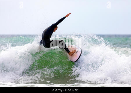 Surfeur de Whitsand Bay Trystan Hopgood équitation les vagues sur une chaude journée d'été près du village de Freathy, Cornwall, UK Banque D'Images