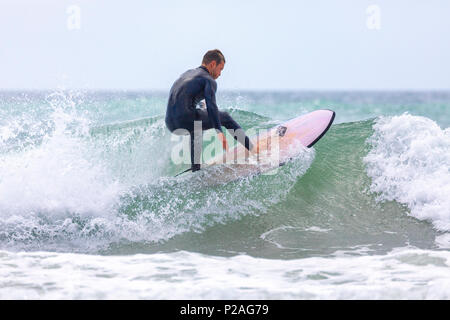 Surfeur de Whitsand Bay Trystan Hopgood équitation les vagues sur une chaude journée d'été près du village de Freathy, Cornwall, UK Banque D'Images