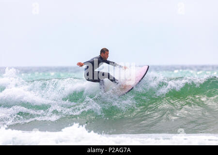 Surfeur de Whitsand Bay Trystan Hopgood équitation les vagues sur une chaude journée d'été près du village de Freathy, Cornwall, UK Banque D'Images