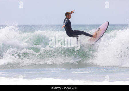 Surfeur de Whitsand Bay Trystan Hopgood équitation les vagues sur une chaude journée d'été près du village de Freathy, Cornwall, UK Banque D'Images