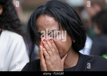 L'ouest de Londres. Londres. Royaume-uni 14 juin 2018 - Les membres de famille de déposer des couronnes, des fleurs et de l'éclairage de bougies à la base de la tour de Grenfell en dehors du centre de loisirs de Kensington. L'incendie a éclaté le 14 juin 2017 dans les 24 étages de la tour de Grenfell bloc appartements de logement public dans le nord de Kensington, l'ouest de Londres, dans lequel 72 personnes ont perdu la vie. Credit : Dinendra Haria/Alamy Live News Banque D'Images