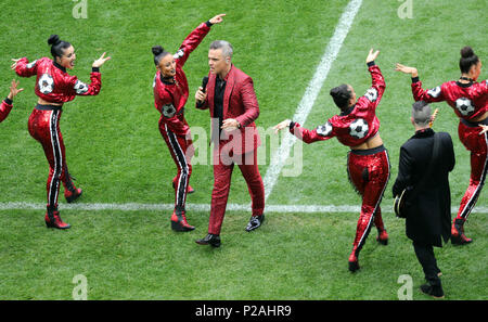 Moscou, Russie. 14 Juin, 2018. Russie, Moscou, Soccer, FIFA World Cup, premier tour, Groupe A, première journée, la Russie et l'Arabie saoudite au stade Luzhniki : La pop star Robbie Williams effectue au cours de l'inauguration de la Coupe du monde. Photo : Christian Charisius/dpa dpa : Crédit photo alliance/Alamy Live News Crédit : afp photo alliance/Alamy Live News Banque D'Images