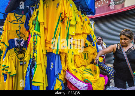 Sao Paulo, Brésil. 14 Juin, 2018. Col Shoppers dans une rue décorées de drapeaux brésiliens à venir de la Coupe du monde de jeux dans le centre-ville de Sao Paulo, Brésil. Dans un curieux caprice du calendrier électoral du Brésil, au cours des 28 dernières années la plus grande économie d'Amérique latine est allé aux urnes peu après la coupe du monde. Dans le football-obsédé pays, les politiciens ont longtemps tenté de détourner le sport à rehausser leur image. Credit : Cris Faga/ZUMA/Alamy Fil Live News Banque D'Images