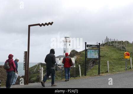 Fanad Head, comté de Donegal, Irlande. 14 juin 2018. Irlande - des vents très continuent à souffler sur le comté de Donegal suite à l'adoption d'Hector tempête hier soir et tôt ce matin. Les touristes bien enveloppés à Fanad Head Lighthouse comme les vents soufflent en Amérique du Donegal. Crédit : David Hunter/Alamy Live News. Banque D'Images