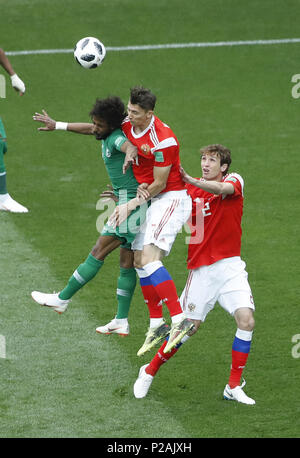 Moscou, Russie. 14 Juin, 2018. La Russie Ilya Kutepov (C) fait concurrence au cours de la match d'ouverture de la Coupe du Monde de 2018 à Moscou, Russie, le 14 juin 2018. Credit : Cao Peut/Xinhua/Alamy Live News Banque D'Images