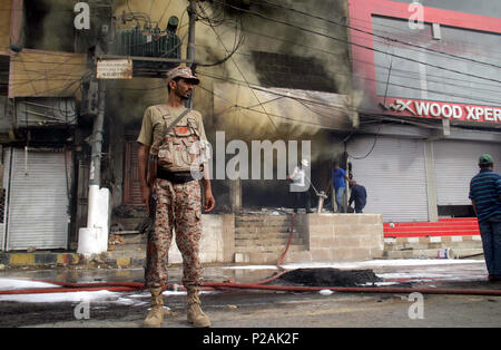 Vue de la salle après un feu éclaté à l'incident sur le magasin de meubles situé à Gulshan-e-Iqbal ville de Karachi, le jeudi 14 juin, 2018. Banque D'Images