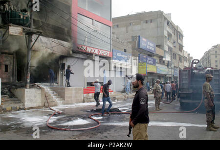 Vue de la salle après un feu éclaté à l'incident sur le magasin de meubles situé à Gulshan-e-Iqbal ville de Karachi, le jeudi 14 juin, 2018. Banque D'Images