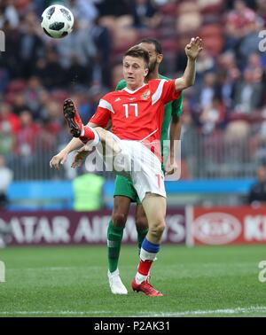 Moscou, Russie. 14 juin 2018. : 14.06.2018 firo, Moscou, football, soccer, l'équipe nationale, la Coupe du Monde 2018 en Russie, la Russie, la Coupe du Monde 2018 en Russie, la Russie, la Coupe du Monde 2018, la Russie La Russie, Match d'ouverture, M01, la Russie - l'Arabie saoudite, Alexandre Golovine contre Abdullah Otayf | Conditions de crédit dans le monde entier : dpa/Alamy Live News Banque D'Images