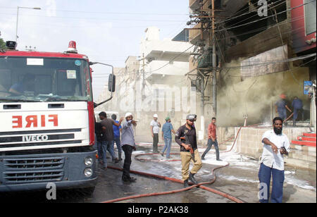 Vue de la salle après un feu éclaté à l'incident sur le magasin de meubles situé à Gulshan-e-Iqbal ville de Karachi, le jeudi 14 juin, 2018. Banque D'Images