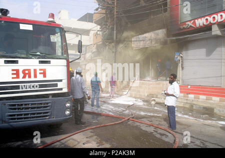 Vue de la salle après un feu éclaté à l'incident sur le magasin de meubles situé à Gulshan-e-Iqbal ville de Karachi, le jeudi 14 juin, 2018. Banque D'Images