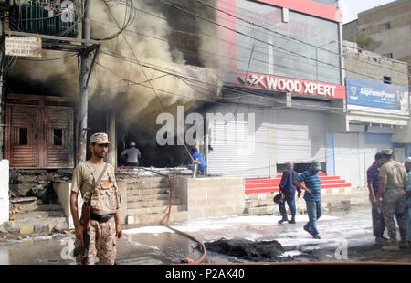 Vue de la salle après un feu éclaté à l'incident sur le magasin de meubles situé à Gulshan-e-Iqbal ville de Karachi, le jeudi 14 juin, 2018. Banque D'Images