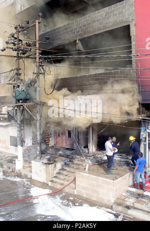 Vue de la salle après un feu éclaté à l'incident sur le magasin de meubles situé à Gulshan-e-Iqbal ville de Karachi, le jeudi 14 juin, 2018. Banque D'Images