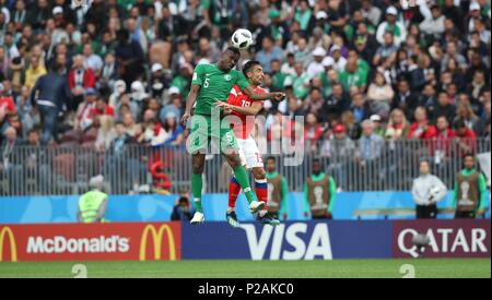 Moscou, Russie. 14 juin 2018. : 14.06.2018 firo, Moscou, football, soccer, l'équipe nationale, la Coupe du Monde 2018 en Russie, la Russie, la Coupe du Monde 2018 en Russie, la Russie, la Coupe du Monde 2018, la Russie La Russie, match d'ouverture, M01, la Russie - l'Arabie saoudite, Omar Hawsawi contre Aleksandr Samedov | utilisée dans le monde entier : dpa Crédit/Alamy Live News Banque D'Images