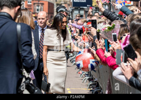 Chester, Royaume-Uni. 14 Jun, 2018. 14 juin 2018 - Son Altesse Royale la duchesse de Sussex sourit et parle avec le public, y compris les enfants de l'école, avant de dévoiler une plaque devant des milliers de membres du public en dehors de l'Hôtel de ville de Chester. C'est la première collaboration entre la Reine et Meghan seul, et tombe sur le premier anniversaire de la tragédie de l'incendie de Grenfell. La reine portait vert pour Grenfell, tandis que Meghan portait une robe Givenchy Givenchy et portait un sac. Credit : Benjamin Wareing/Alamy Live News Banque D'Images