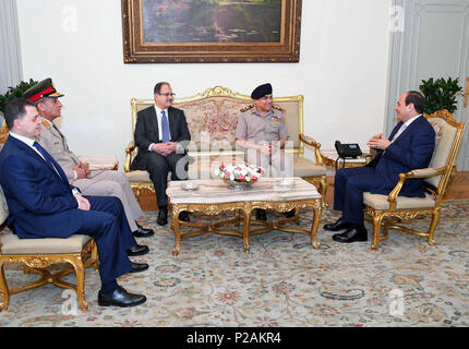 Le Caire, Égypte. Mar 25, 2016. Le président égyptien, Abdel Fattah al-Sisi (R) rencontre avec son nouvel intérieur et des ministres de la Défense, Mahmoud Tawfik (L) et le général Mohamed Mohamed Ahmed Zaki (2nd-L ), ex-ministres de la défense et de l'intérieur Sedki Sobhi (2e R) et Magdi Abdel Ghaffar (C) après l'Egypte a nommé un nouveau gouvernement jeudi à l'Ittihadiya palais présidentiel au Caire, Égypte, 14 juin 2018 : Crédit Bureau Président égyptien/APA/Images/fil ZUMA Alamy Live News Banque D'Images