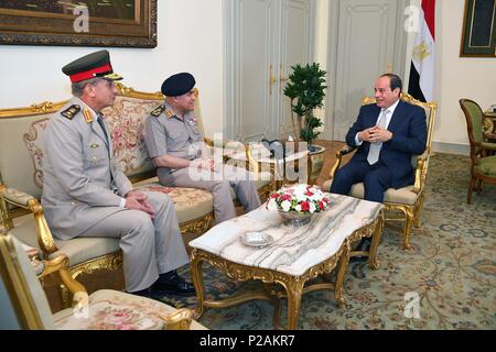 Le Caire, Égypte. Mar 25, 2016. Le président égyptien, Abdel Fattah al-Sisi rencontre son nouveau ministre de la Défense le général Mohamed Ahmed Zaki et ancien ministre de la défense Sedki Sobhi après l'Egypte a nommé un nouveau gouvernement jeudi à l'Ittihadiya palais présidentiel au Caire, Égypte, 14 juin 2018 : Crédit Bureau Président égyptien/APA/Images/fil ZUMA Alamy Live News Banque D'Images