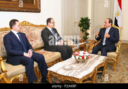 Le Caire, Égypte. Mar 25, 2016. Le président égyptien, Abdel Fattah al-Sisi rencontre son nouveau ministre de l'intérieur, Mahmoud Tawfik (L) et l'ancien ministre de l'intérieur, Magdi Abdel Ghaffar (C) après l'Egypte a nommé un nouveau gouvernement jeudi à l'Ittihadiya palais présidentiel au Caire, Égypte, 14 juin 2018 : Crédit Bureau Président égyptien/APA/Images/fil ZUMA Alamy Live News Banque D'Images