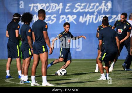 Sochi, Russie. 14 Juin, 2018. Neymar du Brésil (C) assiste à une session de formation à Sotchi, Russie, le 14 juin 2018. Crédit : Li Ga/Xinhua/Alamy Live News Banque D'Images