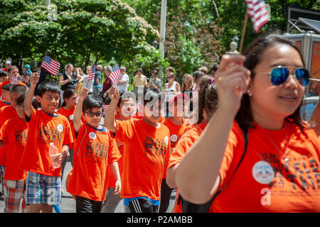 New York, USA. 14 Jun, 2018. Les élèves de PS 140, mars dans le pavillon annuel Day Parade à New York, le jeudi 14 juin, 2018, à partir de New York City Hall Park. Le Jour du drapeau a été créé par proclamation par le président Woodrow Wilson le 14 juin 1916 comme un jour férié honorant le drapeau de l'Amérique, mais ce n'est qu'en 1949 quand il est devenu le Jour du drapeau national. La maison de vacances honore le drapeau 1777 Résolution où les stars and stripes ont été officiellement adopté comme drapeau des États-Unis. (© Richard B. Levine) Crédit : Richard Levine/Alamy Live News Banque D'Images