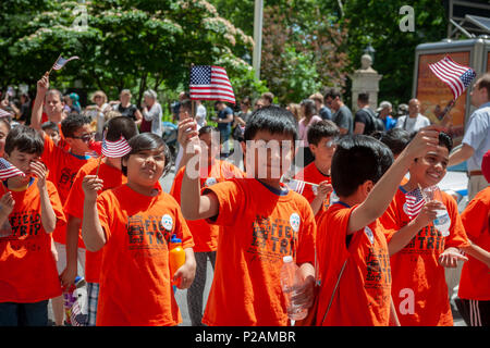 New York, USA. 14 Jun, 2018. Les élèves de PS 140, mars dans le pavillon annuel Day Parade à New York, le jeudi 14 juin, 2018, à partir de New York City Hall Park. Le Jour du drapeau a été créé par proclamation par le président Woodrow Wilson le 14 juin 1916 comme un jour férié honorant le drapeau de l'Amérique, mais ce n'est qu'en 1949 quand il est devenu le Jour du drapeau national. La maison de vacances honore le drapeau 1777 Résolution où les stars and stripes ont été officiellement adopté comme drapeau des États-Unis. (© Richard B. Levine) Crédit : Richard Levine/Alamy Live News Banque D'Images