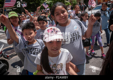 New York, USA. 14 Jun, 2018. Les élèves de PS 140, mars dans le pavillon annuel Day Parade à New York, le jeudi 14 juin, 2018, à partir de New York City Hall Park. Le Jour du drapeau a été créé par proclamation par le président Woodrow Wilson le 14 juin 1916 comme un jour férié honorant le drapeau de l'Amérique, mais ce n'est qu'en 1949 quand il est devenu le Jour du drapeau national. La maison de vacances honore le drapeau 1777 Résolution où les stars and stripes ont été officiellement adopté comme drapeau des États-Unis. (© Richard B. Levine) Crédit : Richard Levine/Alamy Live News Banque D'Images