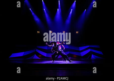 Dans le cadre du Festival de danse international de Birmingham, ISH de collectif de danse aux Pays-Bas répètent leur Éléments de Freestyle, qui mélange le breakdance, skateboard, roller, BMX, free-running et même de basket ball de l'avance sur leurs performances à l'Hippodrome Theatre. Peter Lopeman/Alamy Live News Banque D'Images