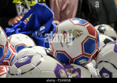 Moscou, Russie. 14 Jun, 2018. Premier match de Coupe du Monde 2018 de football. Deux merchindising : la balle Crédit : Marco Ciccolella/Alamy Live News Banque D'Images