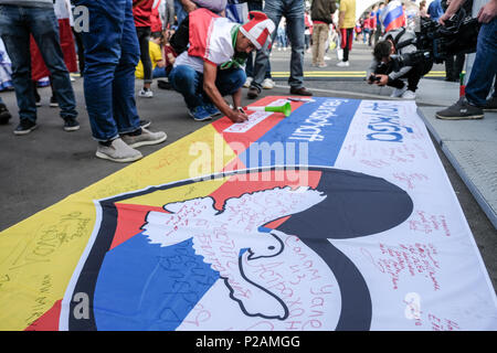 Moscou, Russie. 14 Jun, 2018. Premier match de Coupe du Monde 2018 de football. Les partisans de regarder le match la Russie contre l'Arabie saoudite dans le Fan Fest. Crédit : Marco Ciccolella/Alamy Live News Banque D'Images