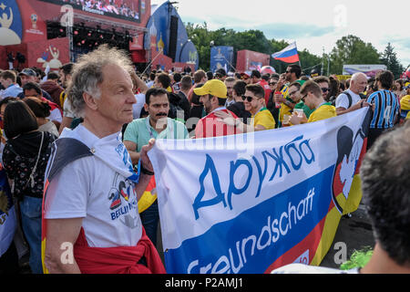 Moscou, Russie. 14 Jun, 2018. Premier match de Coupe du Monde 2018 de football. Les supporters veulent l'amitié entre la Russie et l'Allemagne Crédit : Marco Ciccolella/Alamy Live News Banque D'Images