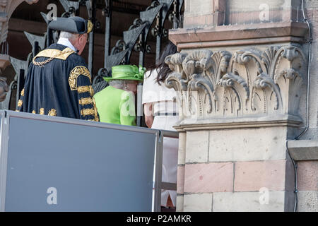 Chester, Royaume-Uni. 14 Jun, 2018. 14 juin 2018 - Sa Majesté la Reine et Son Altesse Royale la duchesse de Kent, Meghan Markle, tête dans Chester Town Hall après le dévoilement d'une plaque en face de milliers de membres du public. C'est la première collaboration entre la Reine et Meghan seul, et tombe sur le premier anniversaire de la tragédie de l'incendie de Grenfell. La reine portait vert pour Grenfell, tandis que Meghan portait une robe Givenchy Givenchy et portait un sac. Credit : Benjamin Wareing/Alamy Live News Banque D'Images