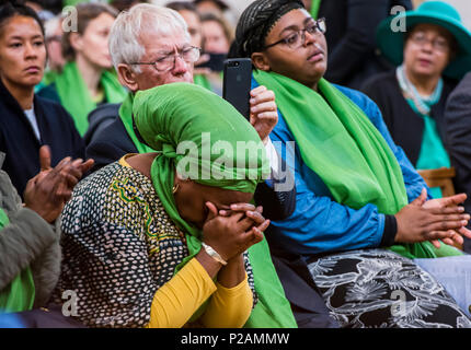 Une femme avec sa tête dans ses mains tandis que les noms des victimes sont lus au service pour marquer l'anniversaire, en feu Grenfell St Helen's Church, North Kensington, Londres, Angleterre, Royaume-Uni, le 14 juin, 2018 Banque D'Images