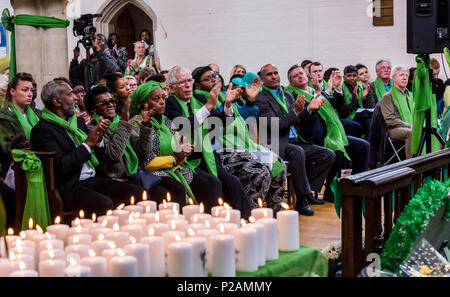 L'assemblée applaudit au service pour marquer le premier anniversaire de l'incendie de Grenfell, St Helen's Church, North Kensington, Londres, Angleterre, Royaume-Uni, le 14 juin, 2018 Banque D'Images