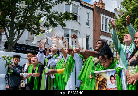 Colombes blanches sont libérées par les membres des familles des victimes de l'incendie de Grenfell, sur le premier anniversaire de l'incendie, Londres, Angleterre, Royaume-Uni, le 14 juin 2018 Banque D'Images