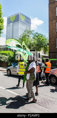 Les gens qui marchent à Grenfell Tour pour marquer l'anniversaire de l'incendie. Mendy-Solomon Henry, qui a perdu deux membres de la famille dans l'incendie, s'arrête et regarde la caméra, Londres, Angleterre, Royaume-Uni, le 14 juin 2018 Banque D'Images