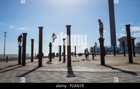 Brighton UK 14 juin 2018 - Parkour la artistes piliers de l'installation de la spirale d'or à côté de la jetée Ouest sur le front de mer de Brighton sur une glorieuse soirée ensoleillée Photo prise par Simon Dack Crédit : Simon Dack/Alamy Live News Banque D'Images